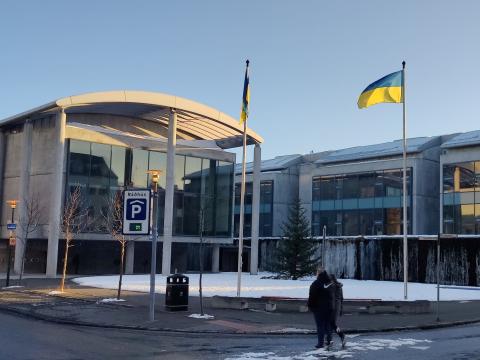 Úkraínski fáninn blaktir við hún við Ráðhús Reykjavíkur.