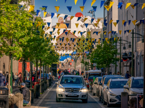 Bílaumferð í Austurstræti.