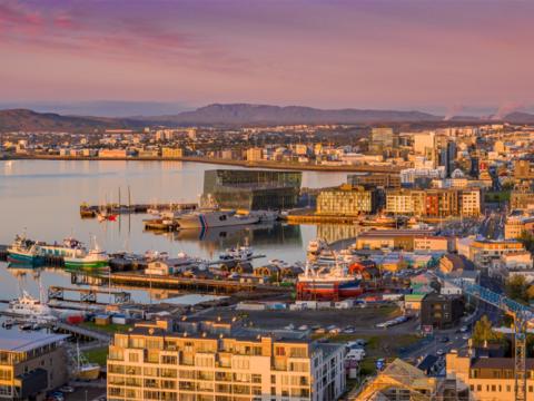 Yfirlitsmynd yfir Reykjavík úr vestri yfir höfnina.
