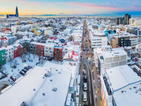 Yfirlitsmynd yfir snævi þakta miðborg Reykjavíkur.