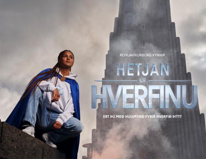 Hetjan úr hverfinu stillir sér upp fyrir framan Hallgrímskirkju.