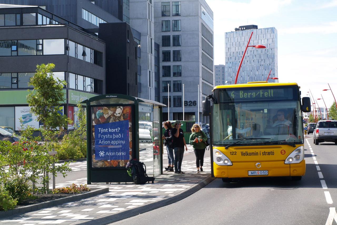 Strætó á ferð í Borgartúni