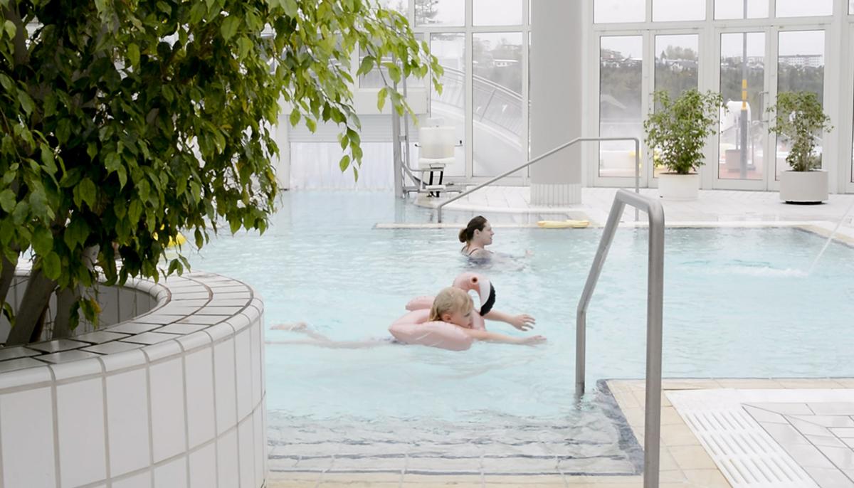 Sundgestir og lyfta ofan í innilaug Árbæjarlaugar