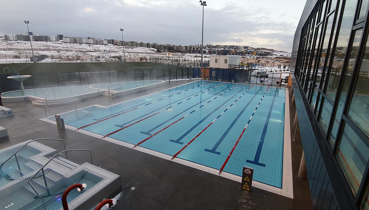 Séð yfir útisvæði Dalslaugar