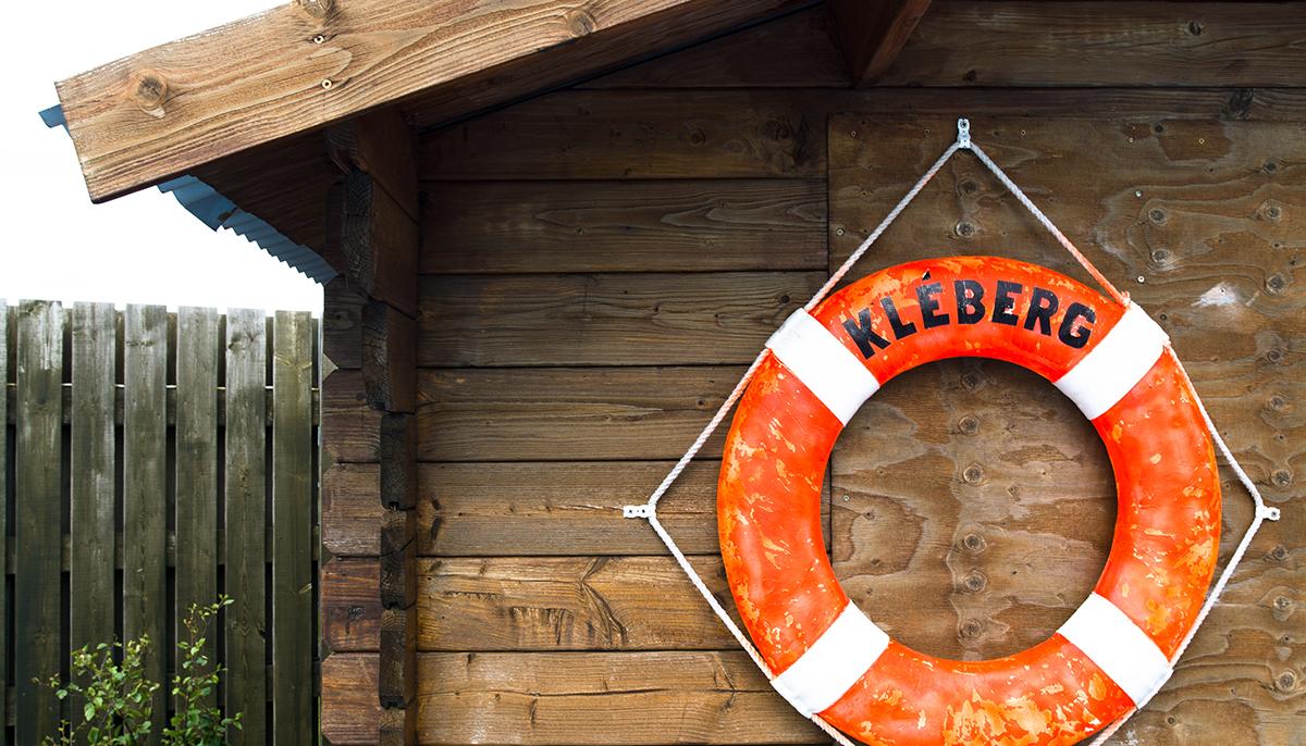Life ring hanging on poolside shed at Klébergslaug