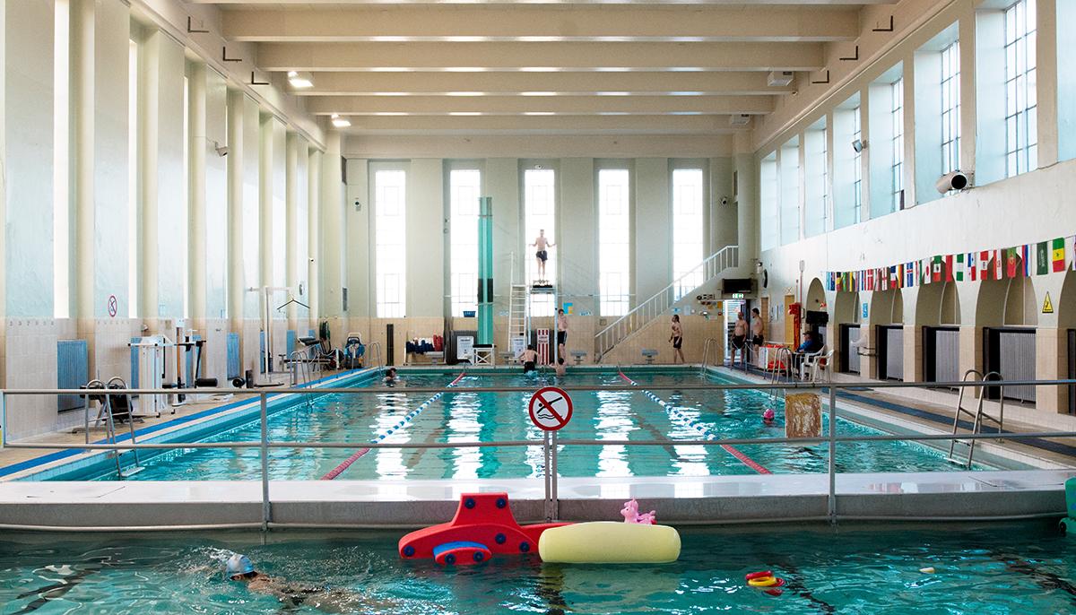 Overview of the indoor pool at Sundhöll Reykjavík