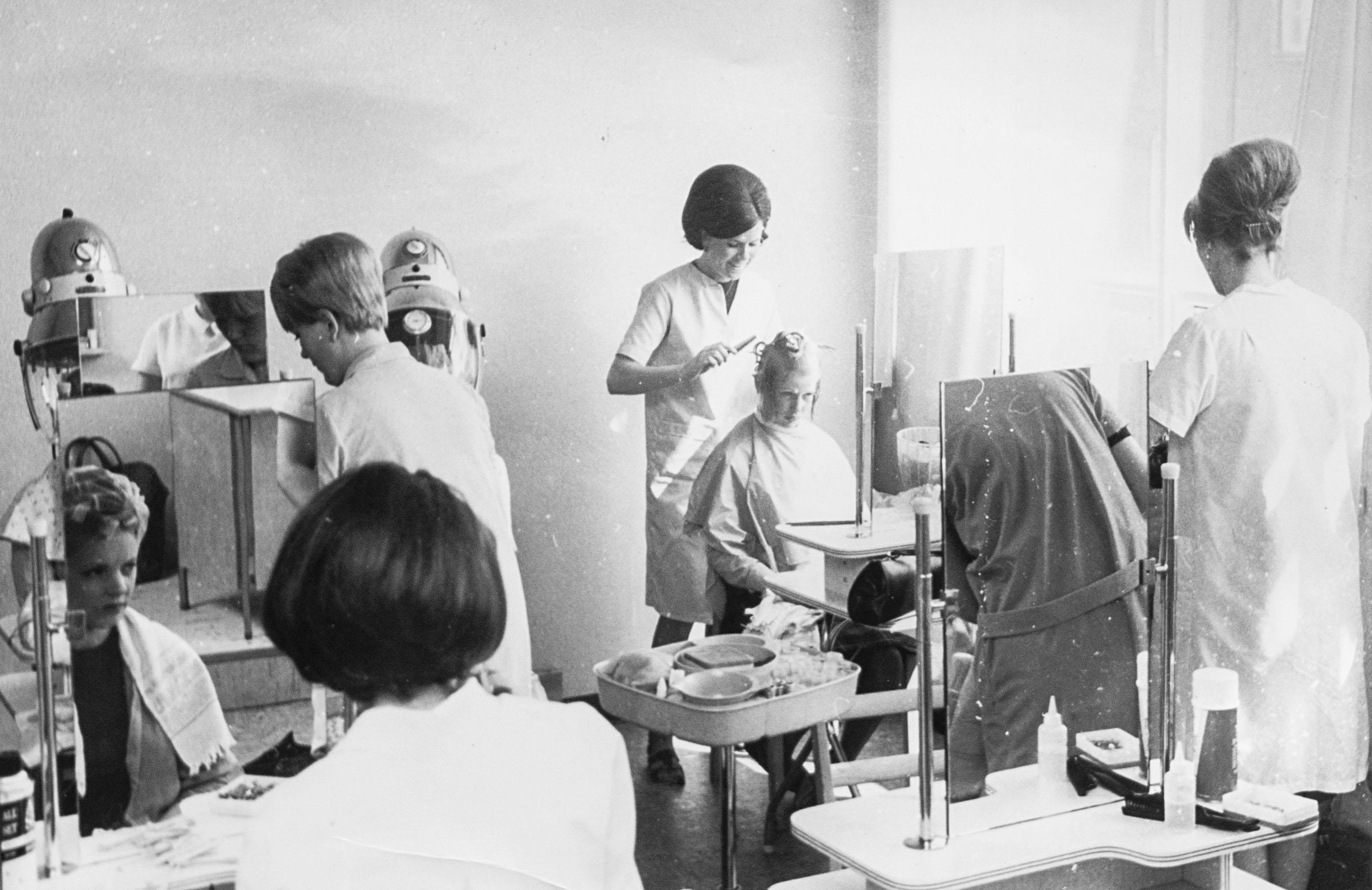 Anna, dökkhærð, fjærst fyrir miðju, í sveinsprófinu sínu árið 1965. „Þarna var ég að gera blautbylgjur í stúlku úr Vesturbænum.“