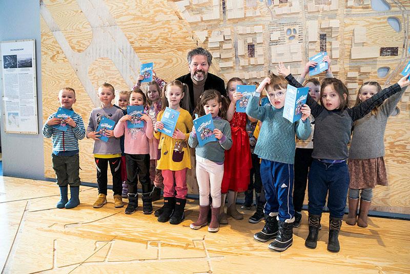 Mayor Dagur B. Eggertsson with prospective students holding the book about Fjóla.
