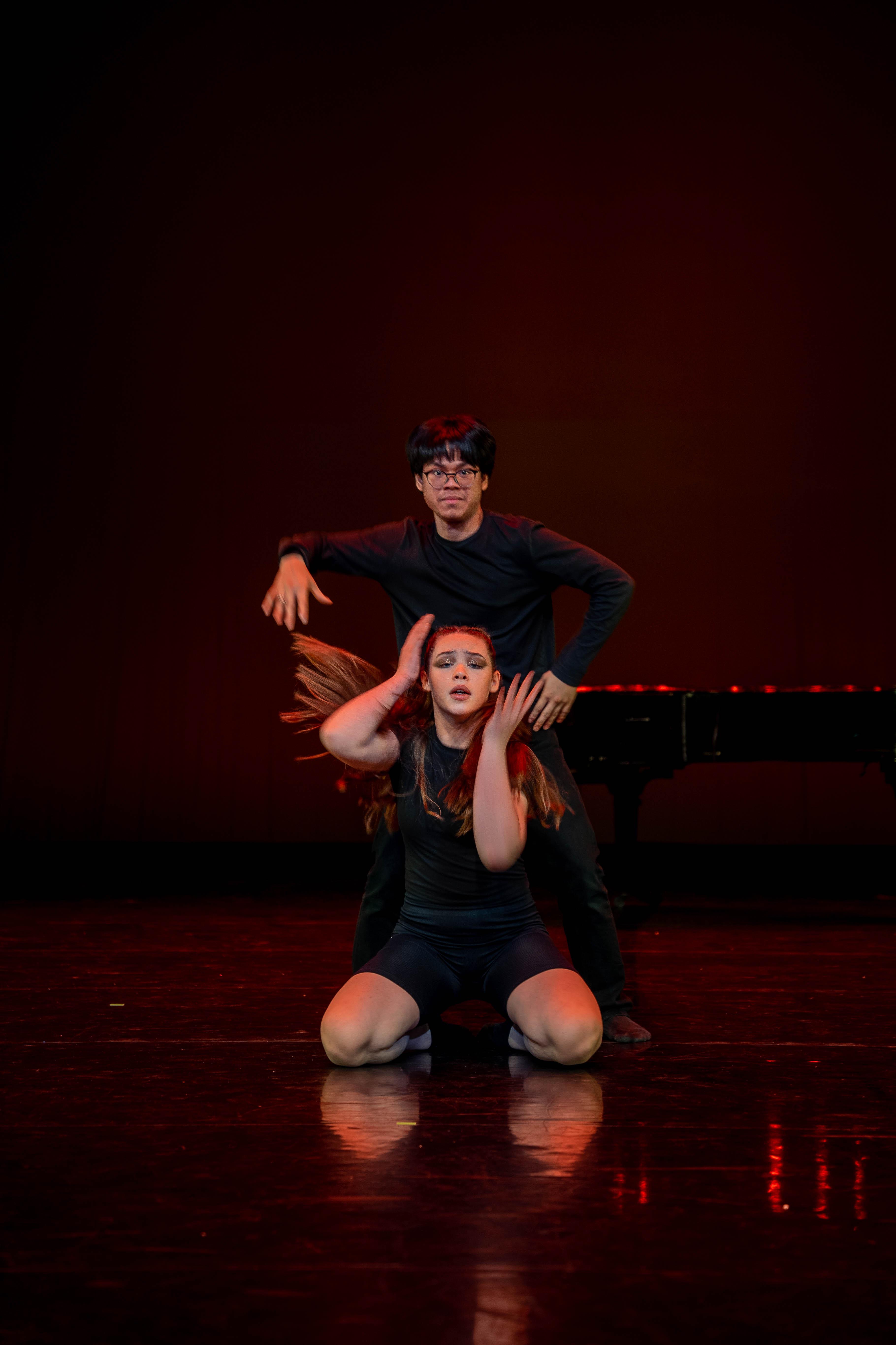 Hér má sjá Rommel og Emblu Maríu Jóhannesdóttur dansa í atriði Laugalækjarskóla í Skrekk.