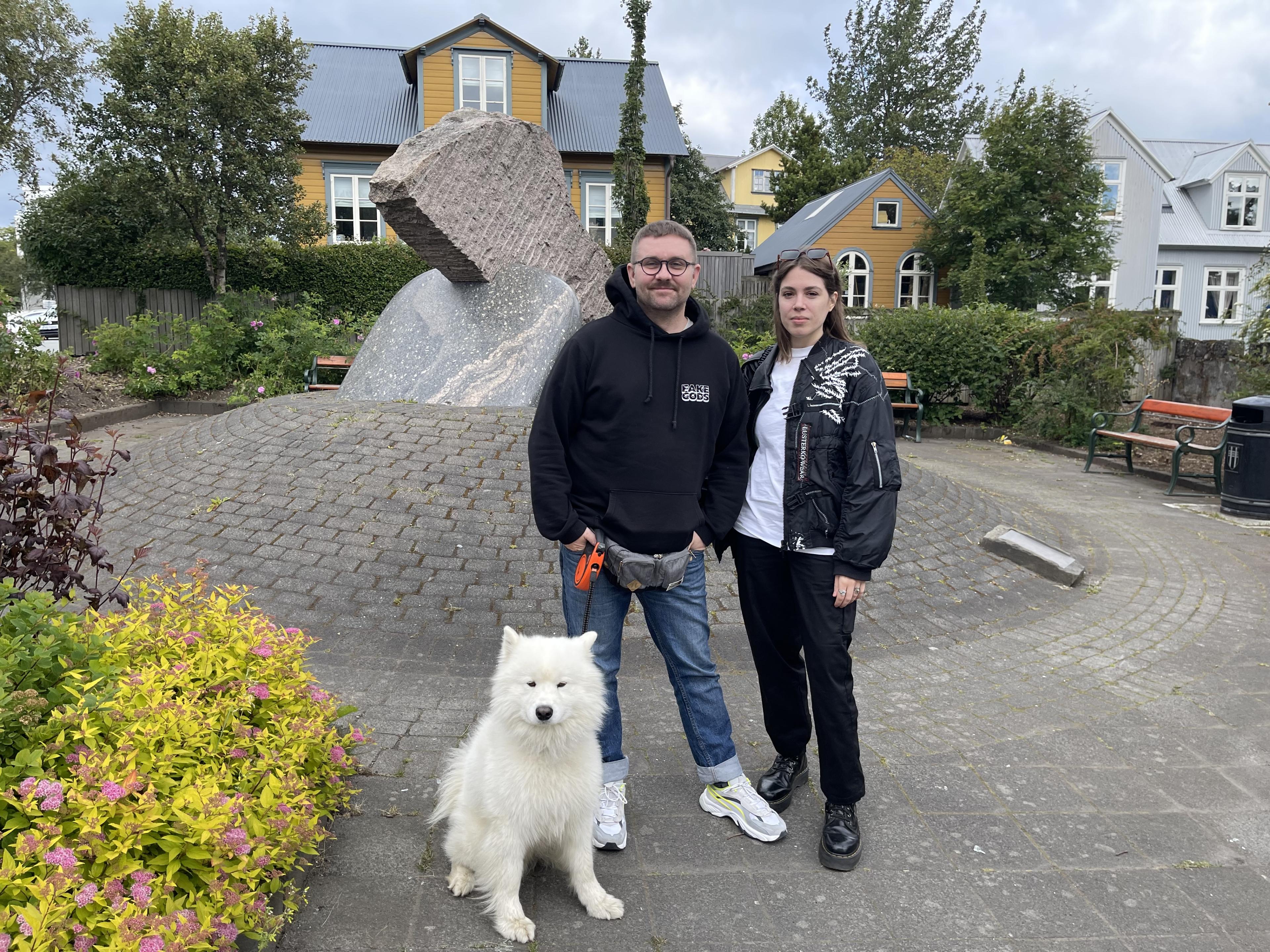 Hjónin Óskar Hallgrímsson og Mariika Lobyntseva hönnuðu skiltið fyrir Kænugarð