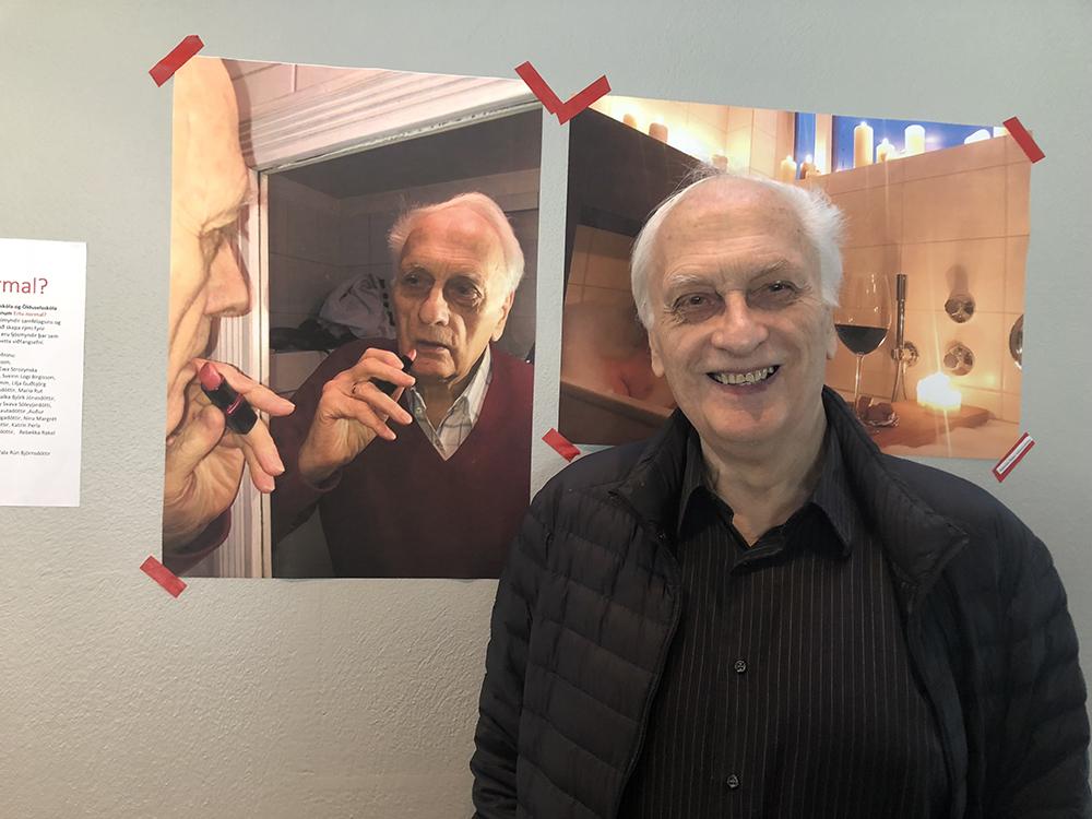 Mynd af eldri karlmanni við hlið myndar af honum sjálfum að varalita sig.
