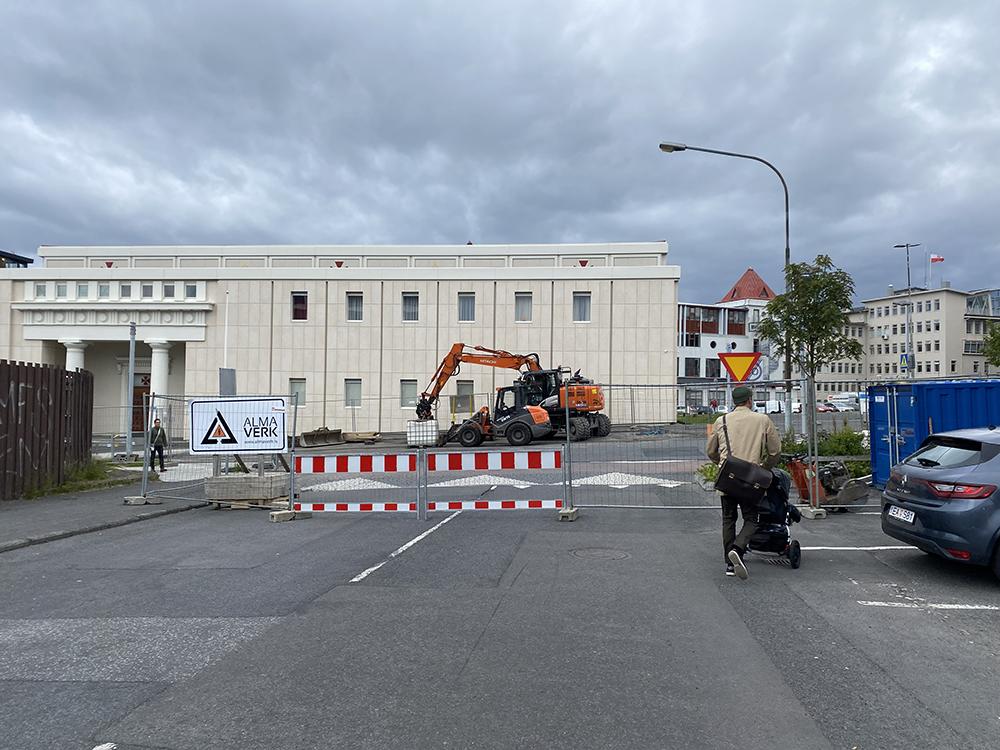 Lokun við Rauðarárstíg.