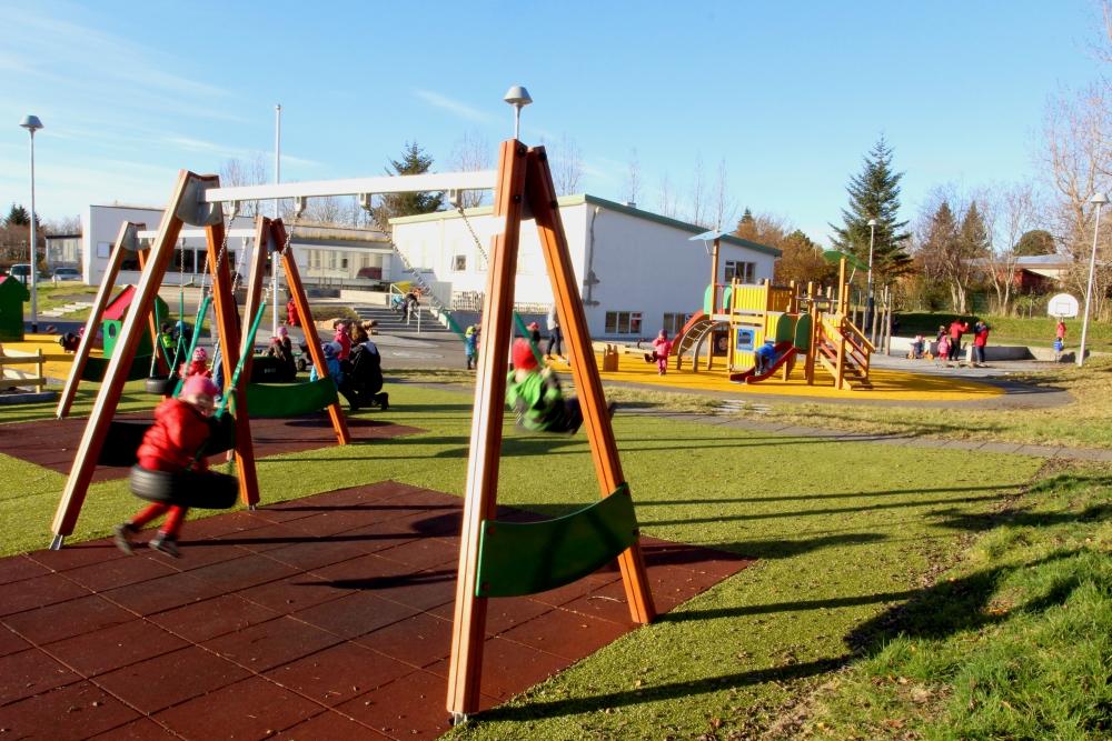 Börn að róla sér á leikskólanum Árborg