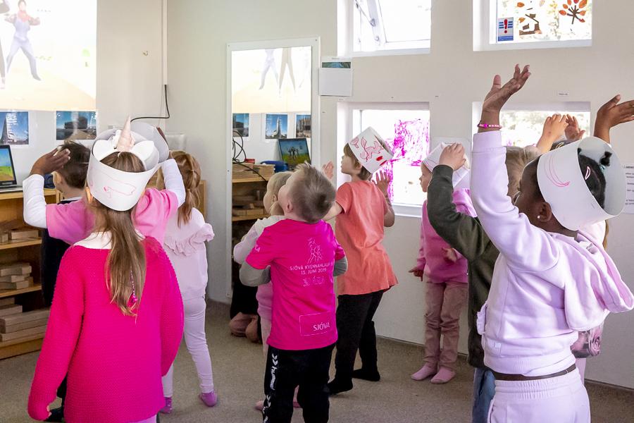 Börn að dansa inni í Ártúnsskóla.
