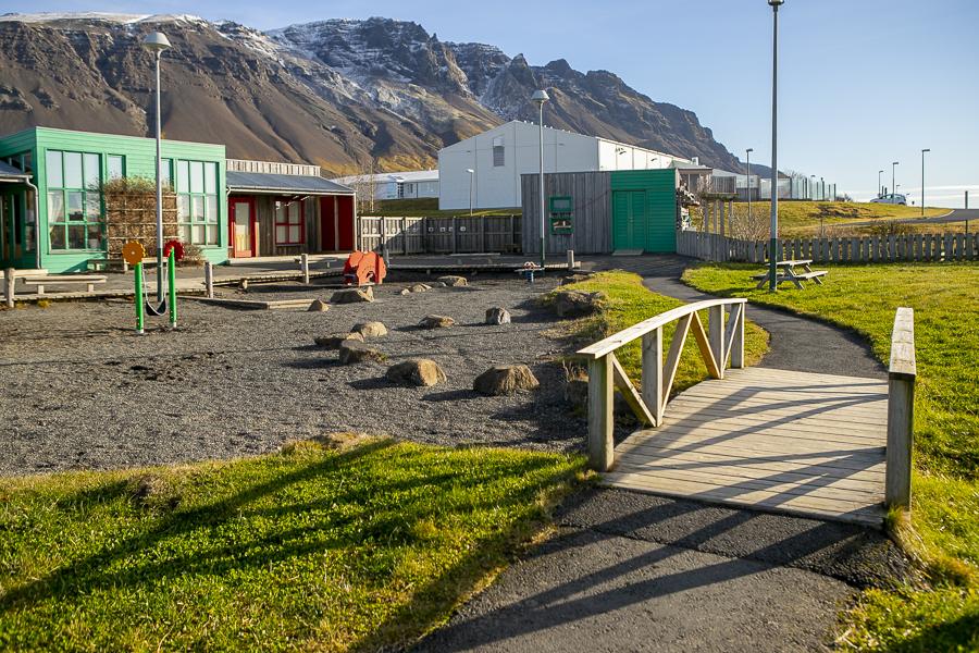 Leikskólinn Berg og leiktæki á lóðinni.