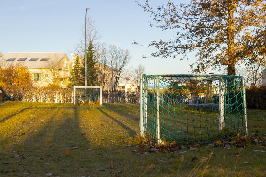 Fótboltavöllur og mörk á útisvæði leikskólans Brekkuborgar.