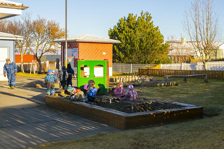 Children in the sandbox on Heiðarborg's grounds.