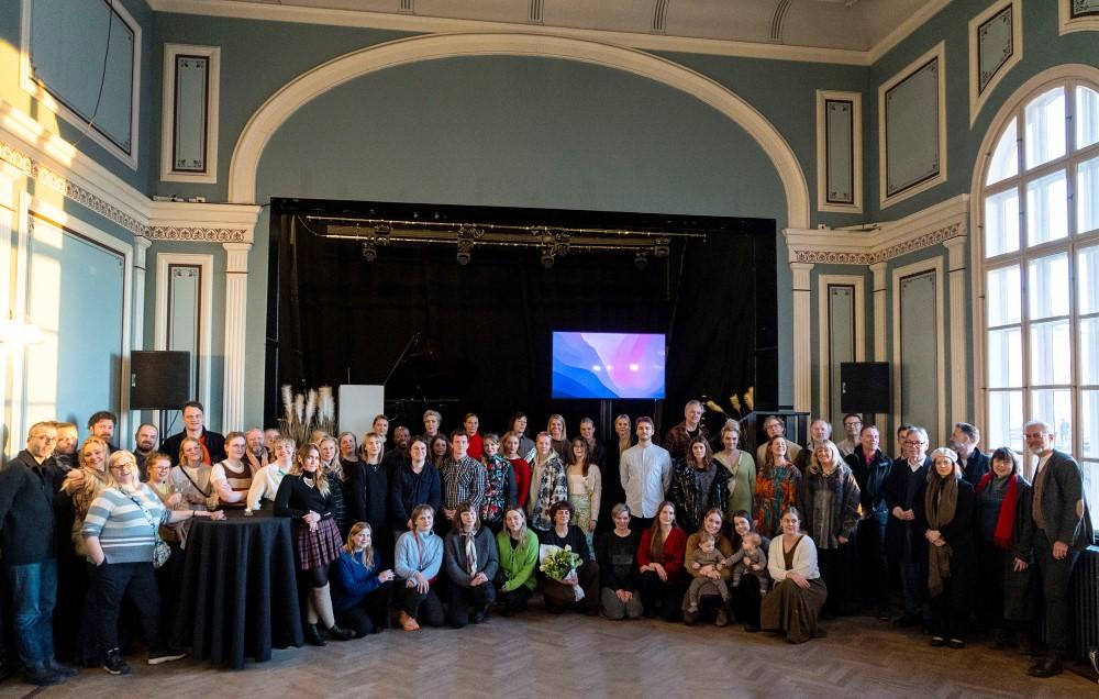 Hópmynd af öllum styrkþegum sem hlutu styrk við úthlutun menningar,- íþrótta- og tómstundaráðs og útnefningu Listhóps Reykjavíkur 2023 í Iðnó. Hópmynd framan við sviðið í Iðnó.
