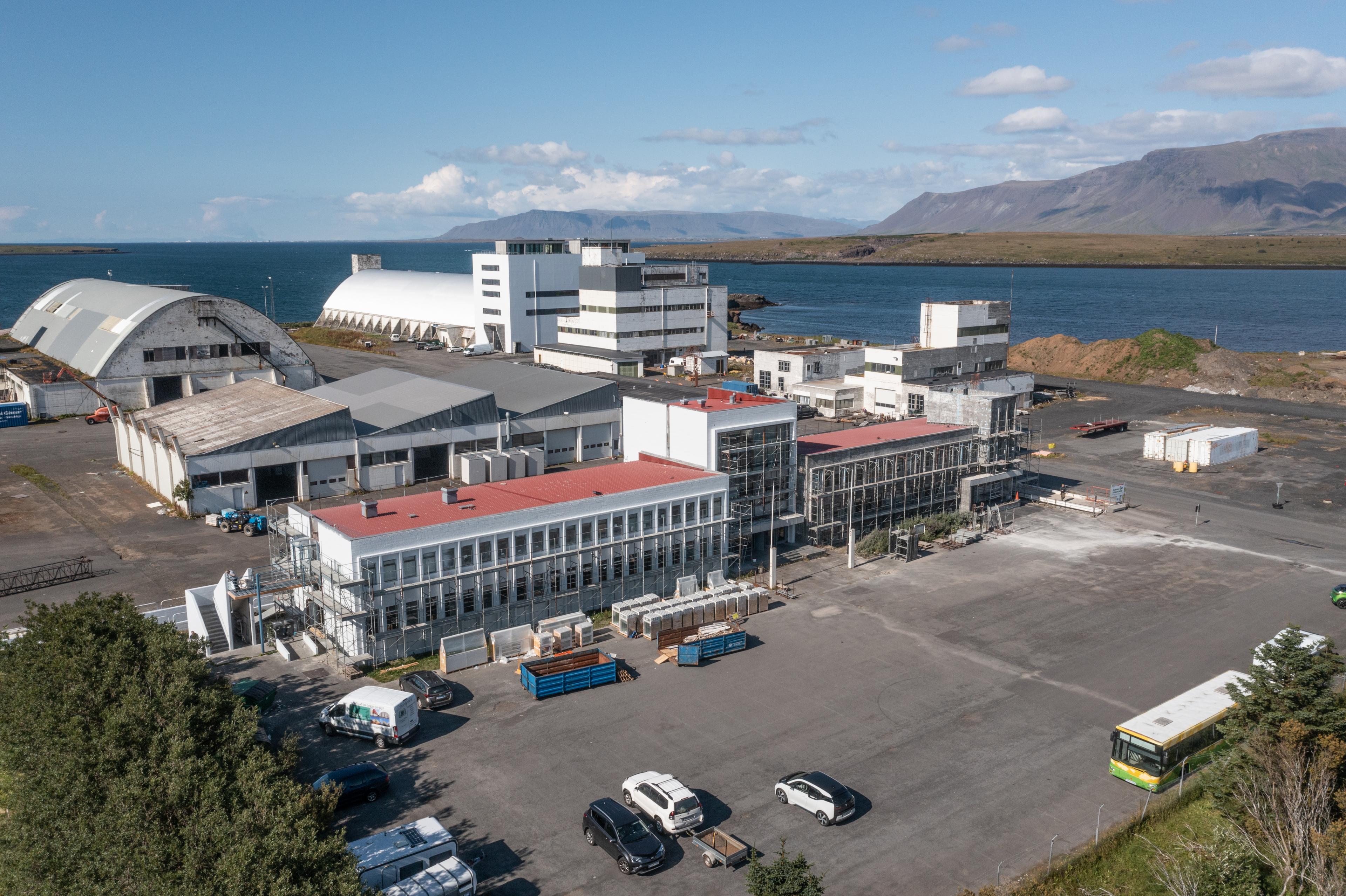 Mynd af Gufunesvegi 17 í Gufunesi. Stórt og mikið hús. Sjór og esja í bakgrunni.