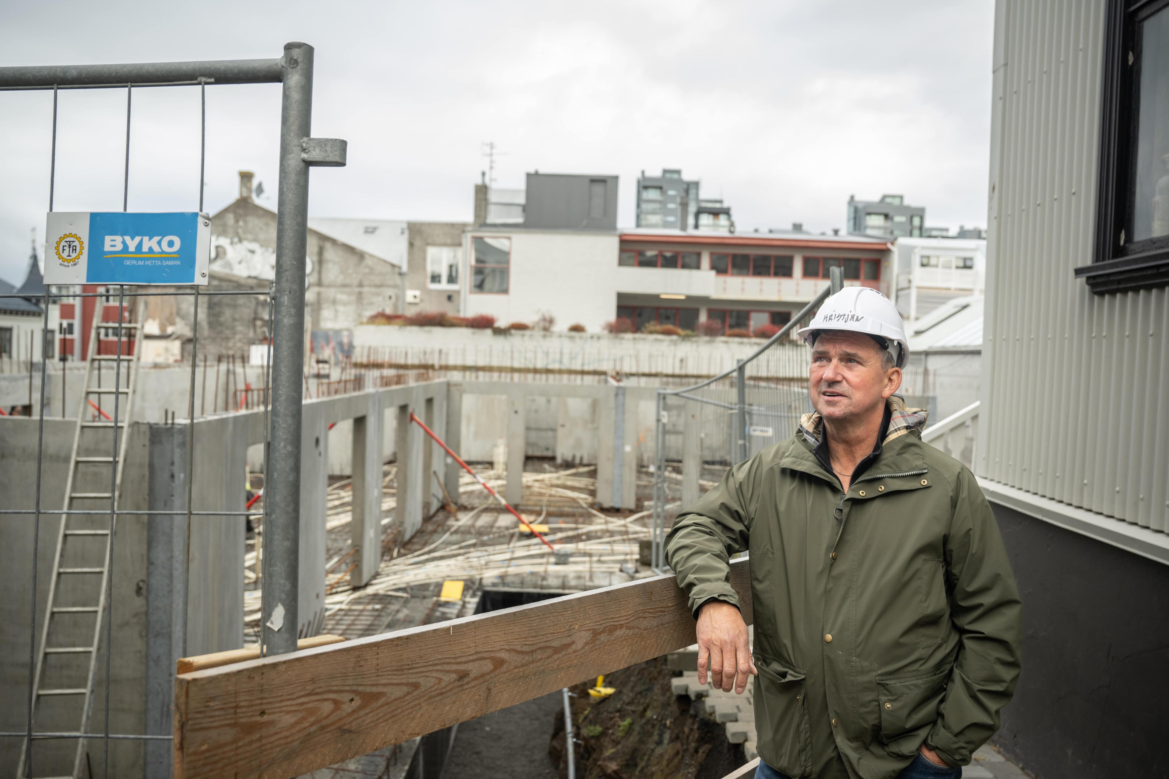 A picture of a man at a construction site.