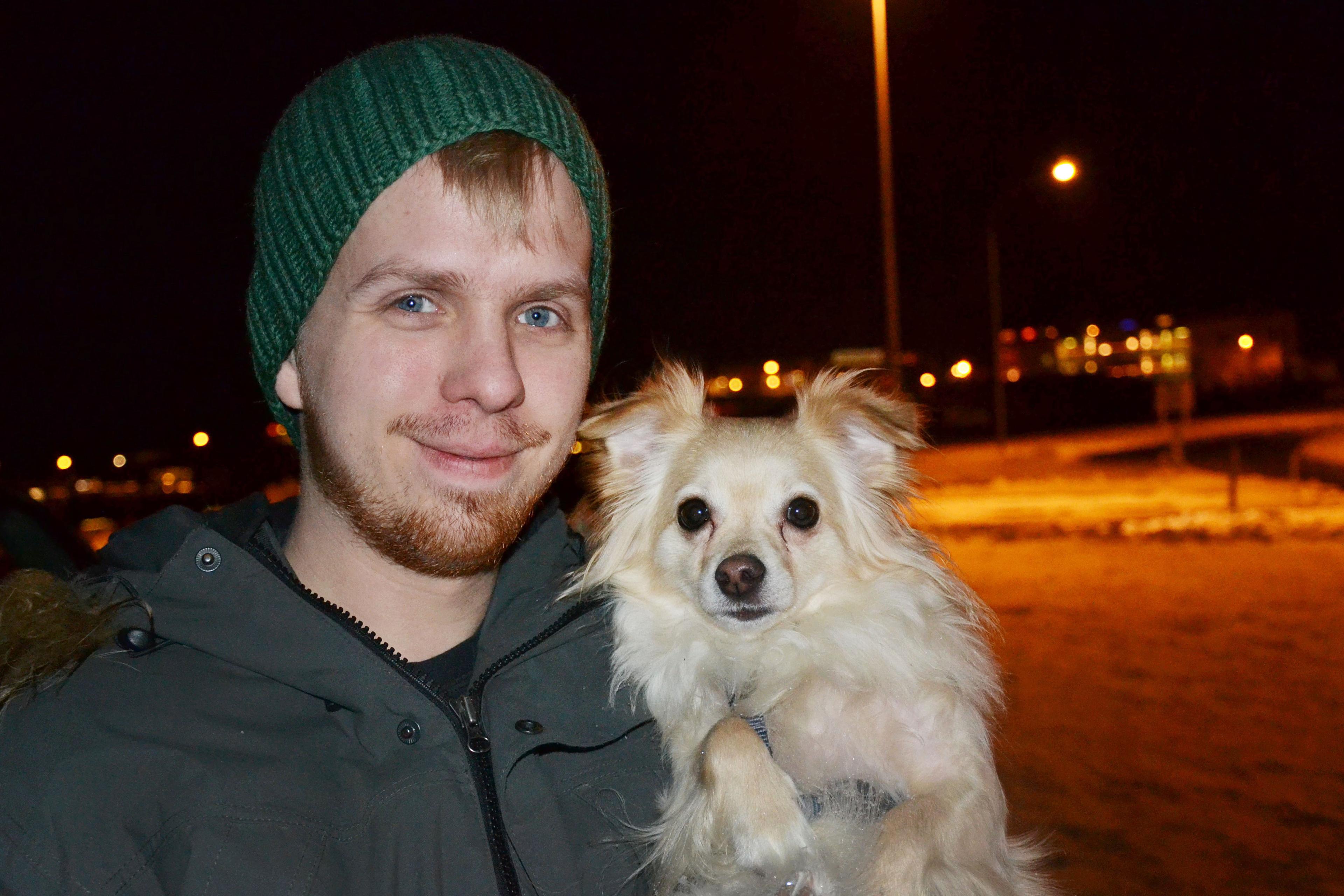 Guðni Pétur Guðnason, sem lést í Sundhöll Reykjavíkur 2021. Á myndinni er hann með hund í fanginu og það er myrkur úti.
