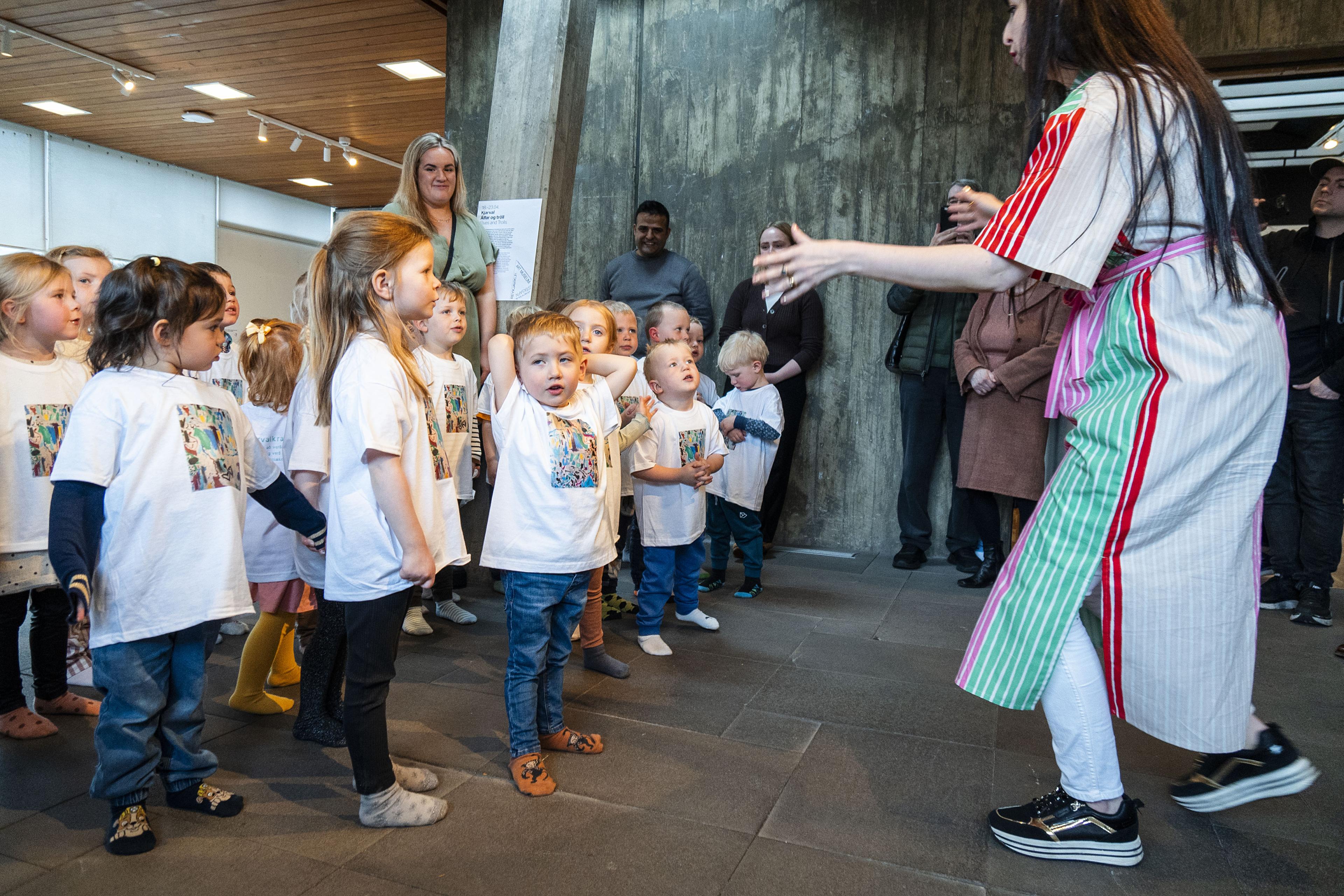 Leikskólabörn á Kvistaborg flytja Kjarvalsrappið á Kjarvalsstöðum