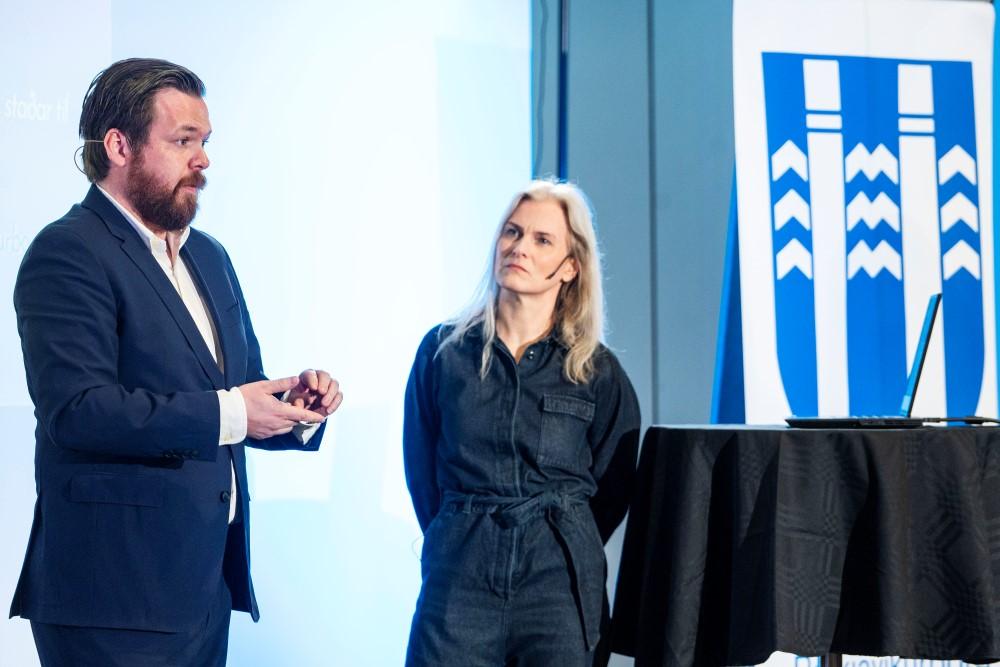 Jakob and Guðrún give a presentation at the 2023 Economic and Urban Development meeting.