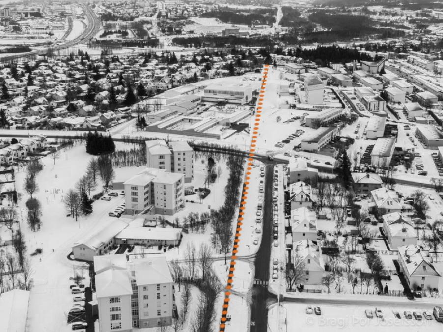 Photo showing the hot water main conduit path from Elliðaárdalur that runs past Réttarholtsskóli.