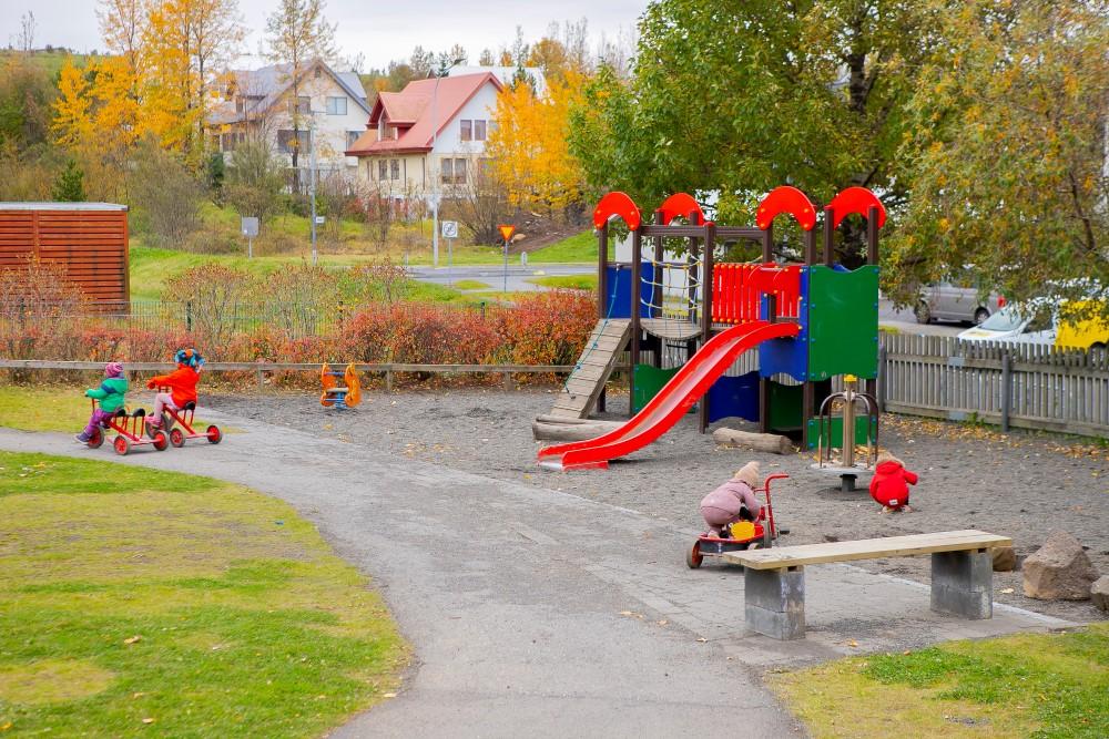 Börn og leiktæki á lóð Jöklaborgar.