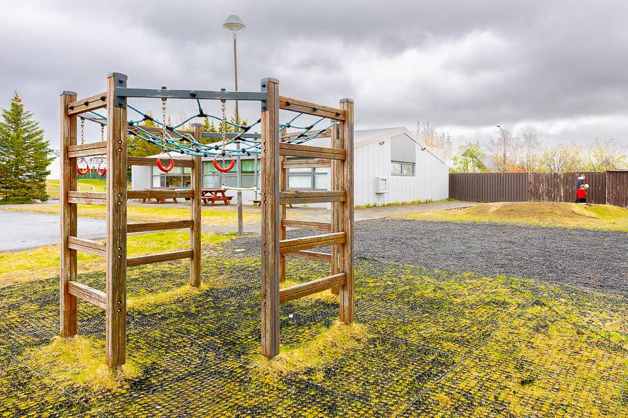 Klifurgrind á skólalóð.