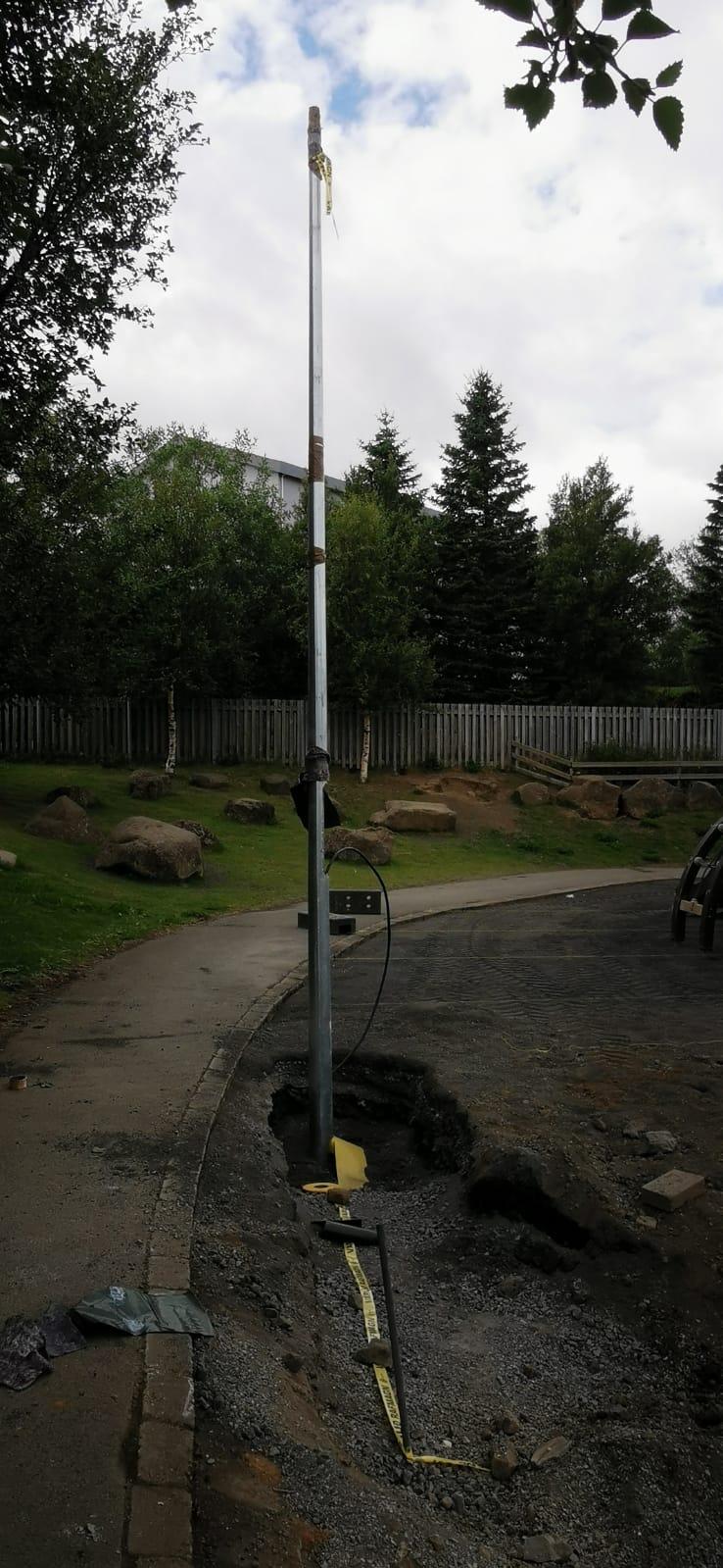 Nýr ljósastaur bætir lýsingu á lóð