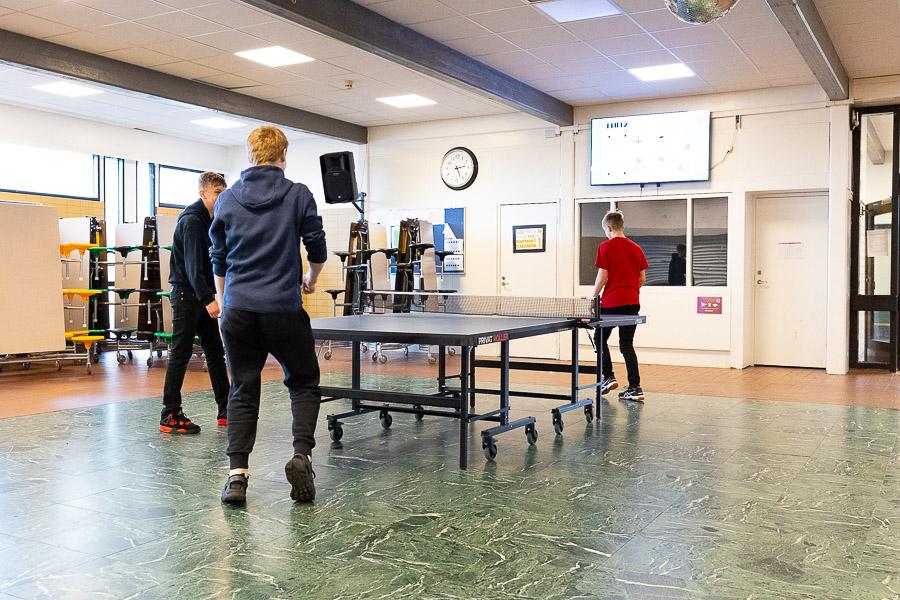 Ungmenni að spila borðtennis. 