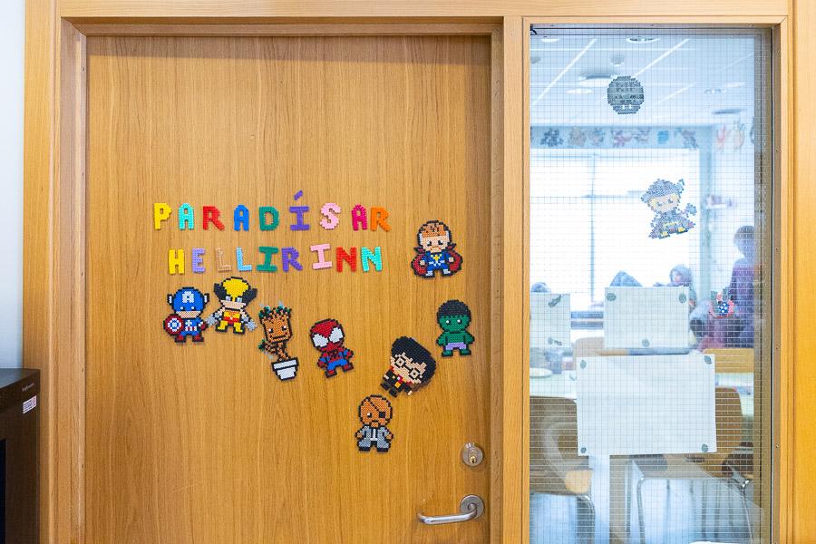 Hurð með perluðum myndum og perluðum stöfum sem mynda orðin Paradísar hellirinn.