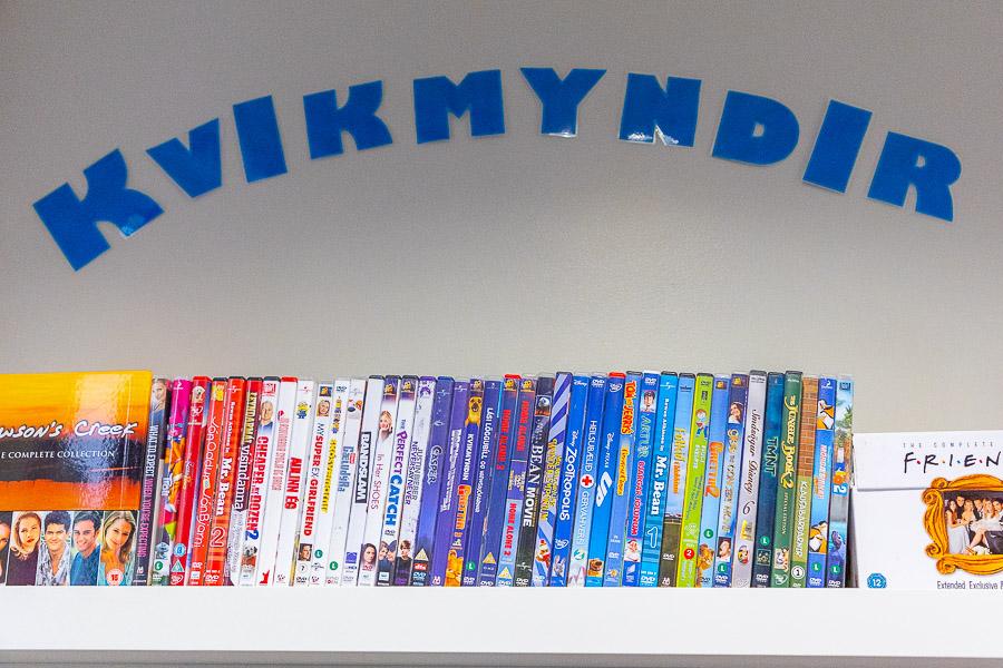 Hilla með DVD kvikmyndum. Yfir hillunni stendur Kvikmyndir. 