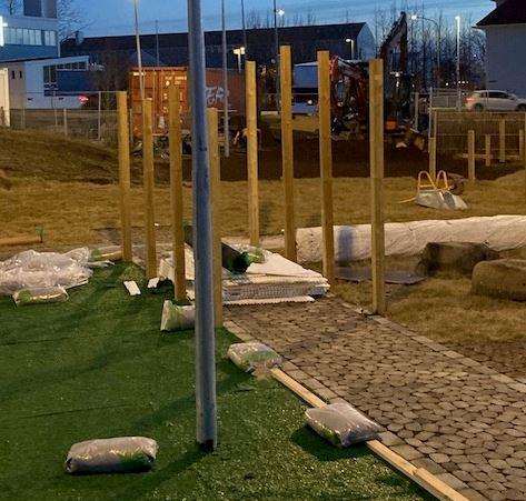 Regnbogagöng undirbúin, stoðir komnar upp