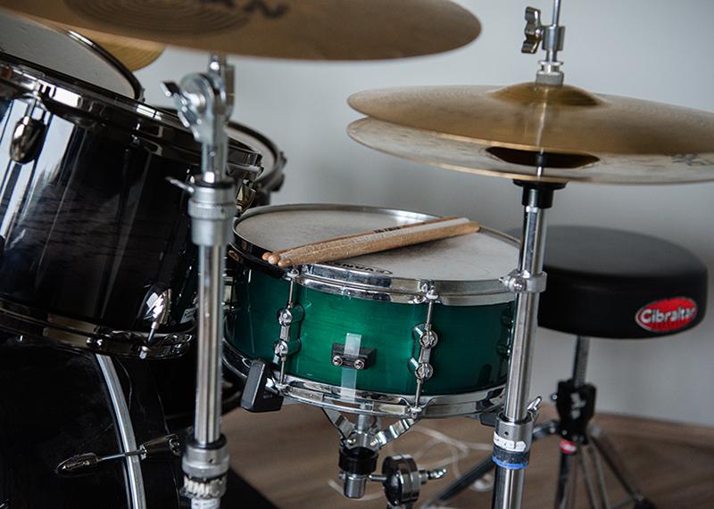 Photo of drums in the studio at Hitt Húsið