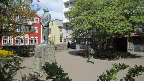 Styttan af Skúla fógeta í Víkurgarði á sólríkum degi