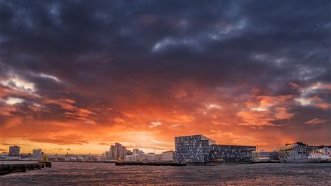Harpa og sjórinn og sólarlag.