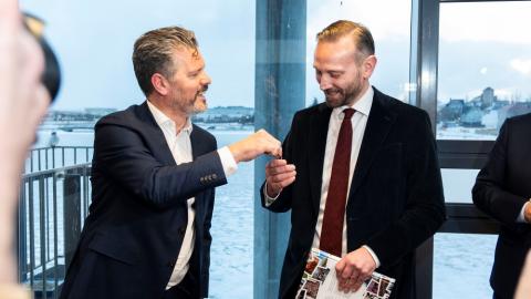 Dagur B. Eggertsson afhendir Einari Þorsteinssyni lyklana að borgarstjóraskrifstofunni.